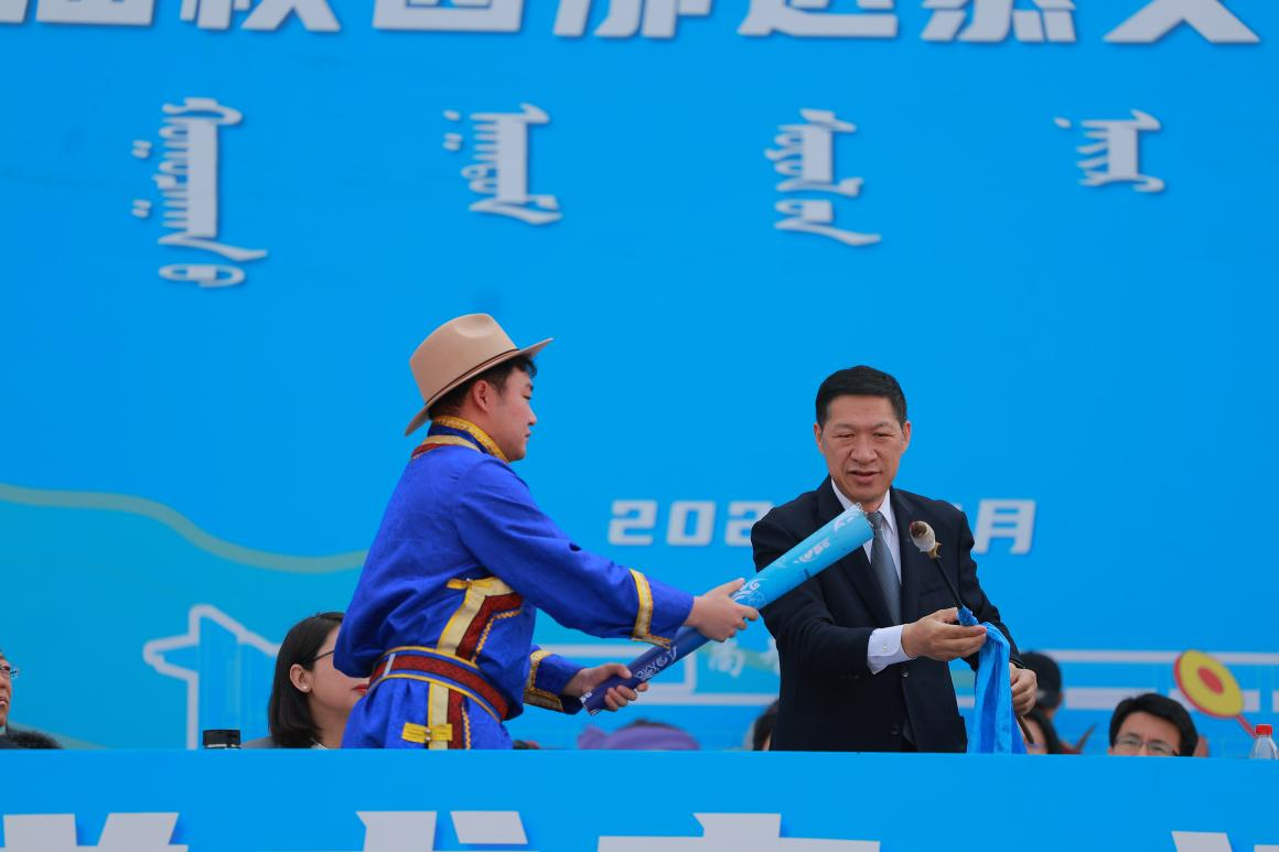 學(xué)校舉辦第十二屆校園那達(dá)慕文化節(jié)暨第六十一屆田徑運(yùn)動會開幕式