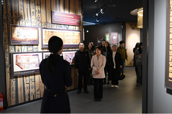 法學(xué)院開(kāi)展“深耕教育沃土，鑄牢中華民族共同體意識(shí)根基”主題黨日活動(dòng)