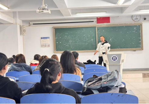 法學(xué)院舉辦第26屆畢業(yè)生考公考編政策宣講會(huì)